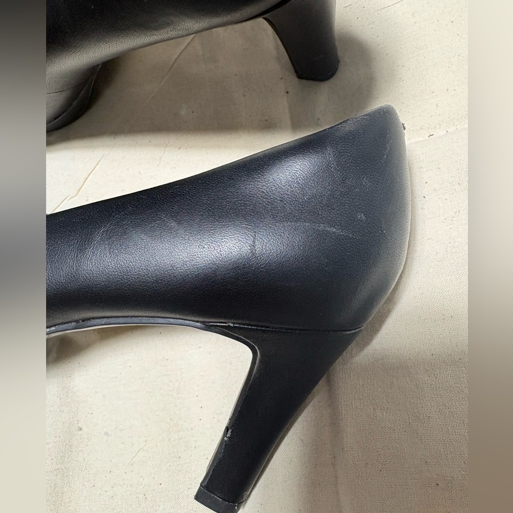 Clarks Women's Black Leather heels. - Picture 5 of 8